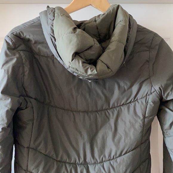 North Face Water Resistant Jacket w/Faux Fur - Picture 6 of 8